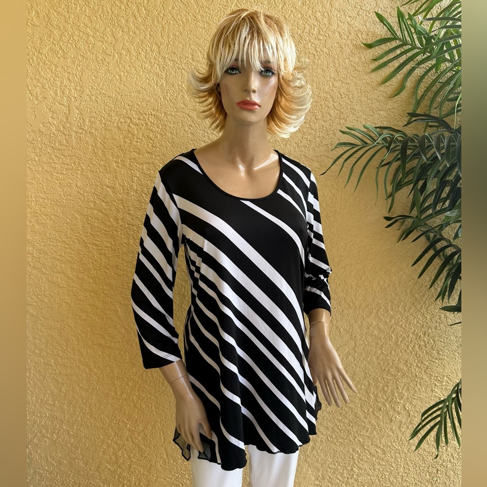 Peter Nygard black & white print tunic top